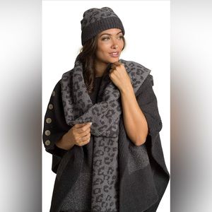 COPY - BAREFOOT DREAMS COZY CHIC BAREFOOT IN THE WILD BEANIE & SCARF SET GRAPHI…